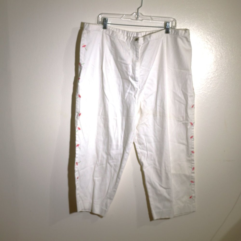Quacker Factory White Capris Pants
